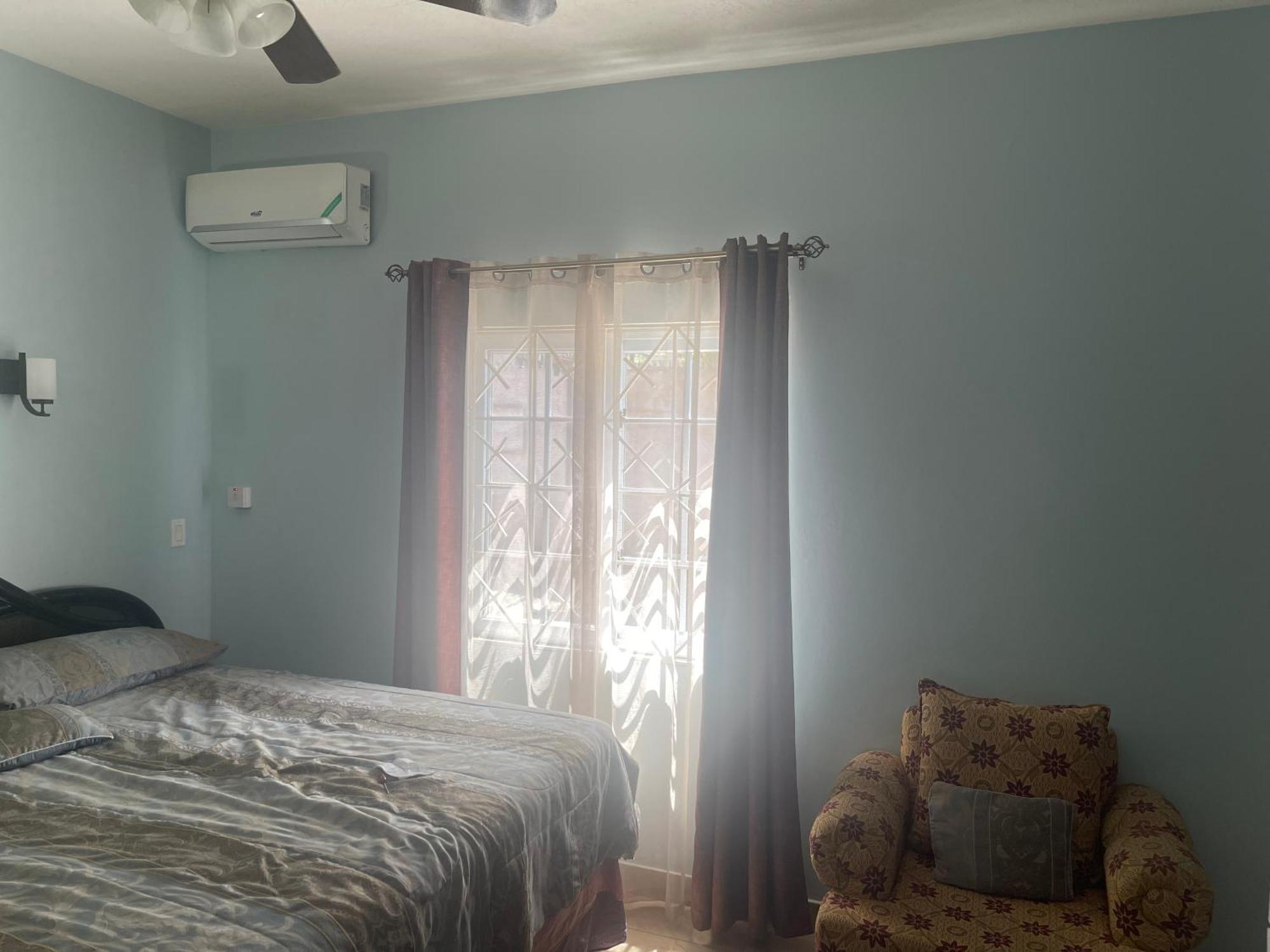 Le Quad - One Bedroom & Studio Apt - Private, Spacious & Secured كينغستون المظهر الخارجي الصورة